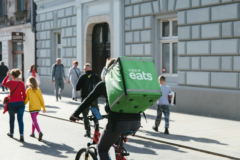 Hombre en bicicleta haciendo entregas